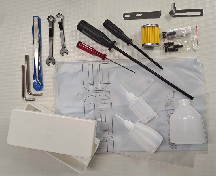Zestaw narzędzi do renderki SIRUBA F006KD-W122-364/FHA, w tym klucze, śrubokręty, filtr, butelki oraz akcesoria w białym pudełku. Wszystko na jasnym tle, z oznaczeniem marki na torbie.