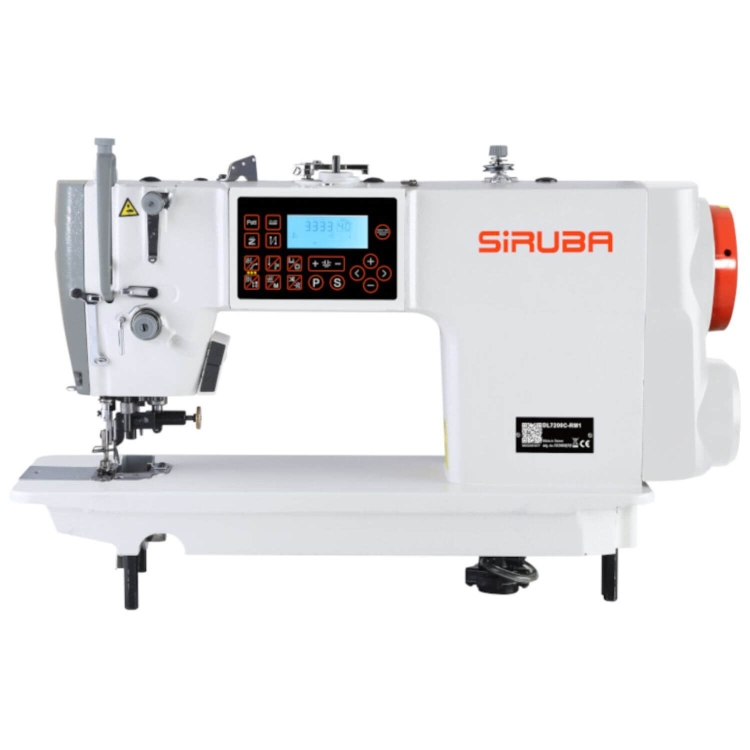 Stebnówka SIRUBA DL7200C-RM1-48-12 w kolorze białym, z automatycznym odkrawaczem materiału. Widok frontalny, z wyświetlaczem LCD i panelem sterującym. Widzoczna igła, stopka oraz stół do szycia z częściami mocującymi.