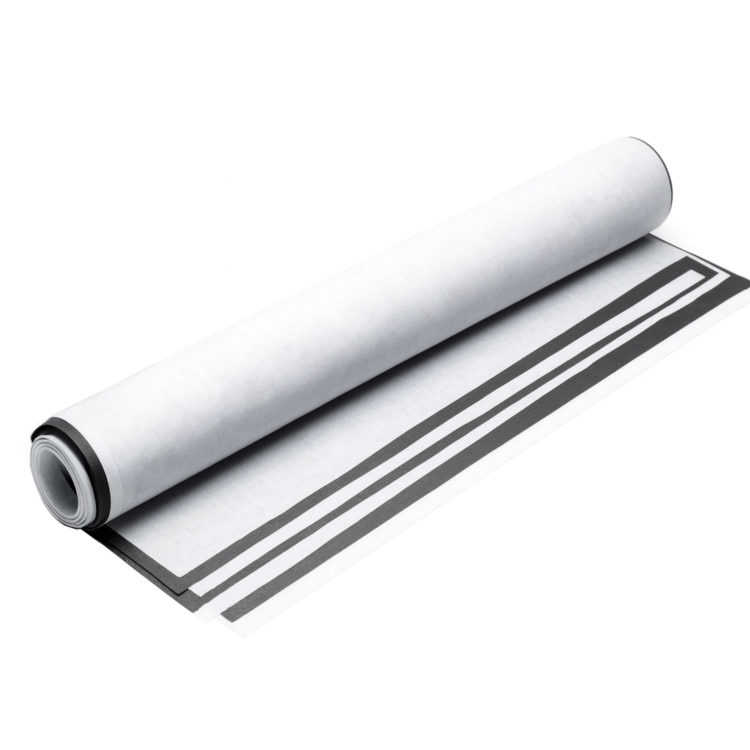 Stabilizator HaftMaster w postaci rolki z ośmioma arkuszami A3. Materiał w kolorze białym z czarnymi liniami, w pozycji leżącej, z widoczną strukturą. Idealny do hafciarstwa, dostosowany do maszyn.