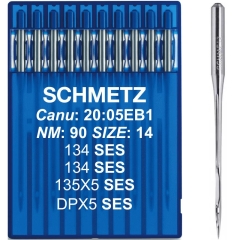 Igły Schmetz 90 z okrągłą kolbą 135x5 SES, umieszczone w niebieskim opakowaniu. Widoczne napisy: SCHMETZ, NM: 90 SIZE: 14, oraz numery 134 SES i 135X5 SES. Jedna igła na prawo od opakowania, z metalicznym wykończeniem.