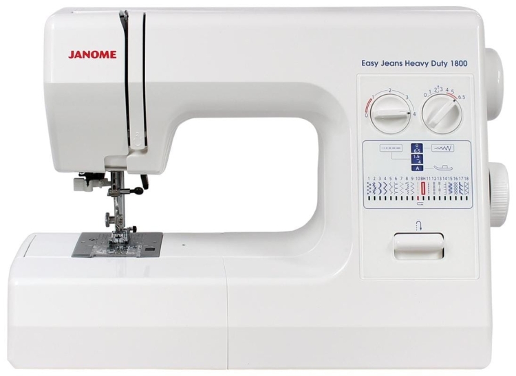 Maszyna do szycia Janome HD1800 Easy Jeans w kolorze białym, z metalową stopką i pokrętłami do regulacji. Widoczny panel z opisami ściegów oraz wbudowany chwytacz. Ujęcie frontalne, produkt leży na płaskiej powierzchni.
