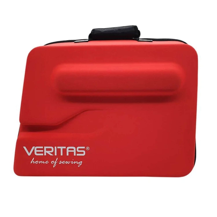 Waliza Veritas CaseStandard w kolorze czerwonym, z ergonomicznym uchwytem, zaprojektowana do transportu maszyn do szycia. Widoczny napis VERITAS home of sewing na przedniej części. Produkt leżący na płaskiej powierzchni.