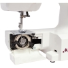 Maszyna do szycia Janome JUNO E1015, widok z boku na mechanizm chwytacza. Kolor biały, z metalowym chwytaczem umieszczonym w dolnej części. Widać również igłę i płytkę z oznaczeniami. Prosta konstrukcja, idealna dla początkujących krawcowych.