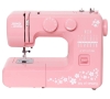 Maszyna do szycia Janome JUNO E1015 w kolorze różowym, z białymi zdobieniami i napisem joy of sewing. Widok z boku, z widocznymi pokrętłami do ustawień, miejscem na igłę oraz tkaniną. Idealna dla początkujących.