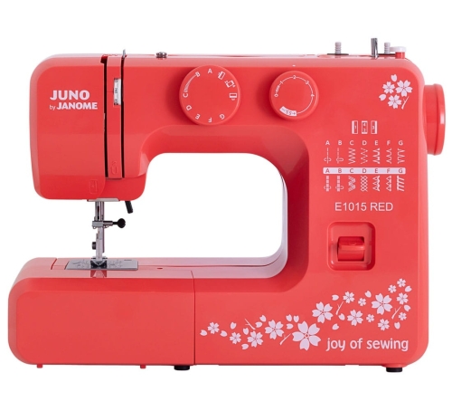 Maszyna do szycia Janome JUNO E1015 w kolorze czerwonym z białymi kwiatowymi zdobieniami. Ujęcie frontalne, widoczna igła, pokrętła do ustawień oraz różne wzory ściegów. Produkt leży na gładkiej powierzchni, z logo joy of sewing na obudowie.