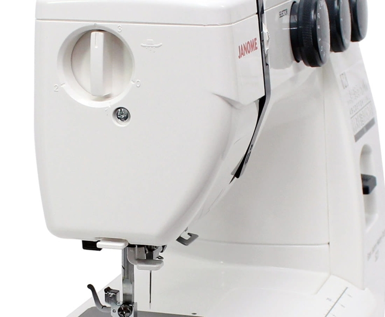 Maszyna do szycia Janome HD 523 EASY JEANS w kolorze białym, z widocznymi pokrętłami do regulacji oraz igielnicą. Ujęcie z boku, ukazujące detal szycia. W zestawie gratis.