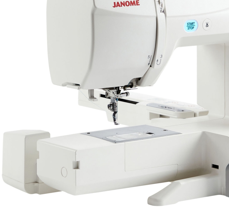 Hafciarka Janome MC100E w kolorze białym, z widoczną igłą i stopką, umieszczona na prostokątnej podstawie. Z prawej strony znajdują się przyciski sterujące, w tym START i STOP. Obok maszyny widoczny jest element obudowy.