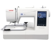 Hafciarka Janome MC100E w kolorze białym z komputerowym panelem sterującym, widok z boku. Posiada duży ekran dotykowy, mechanizm haftujący oraz ramkę do haftu. Do zestawu dołączony program Janome Artistic Digitizer Full.