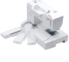 Hafciarka Janome MC1000 w kolorze białym, z komputerowym panelem sterującym. W pozycji stojącej, z odsłoniętą przestrzenią roboczą. Widoczna metalowa płytka z oznaczeniami oraz elementy do mocowania. Do zestawu dołączony program Artistic Digitizer JR.