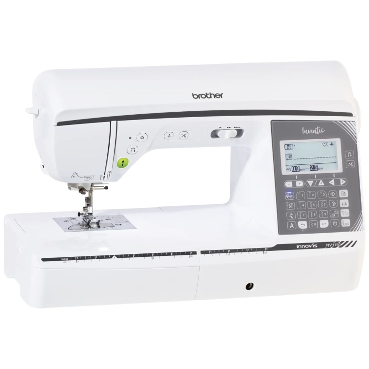 Maszyna do szycia Brother Innovis NV1150 w kolorze białym z cyfrowym wyświetlaczem. Widoczne przyciski i pokrętła do ustawień, stopka do szycia oraz linia pomiarowa na obudowie. Produkt ustawiony frontalnie na jednolitym tle.