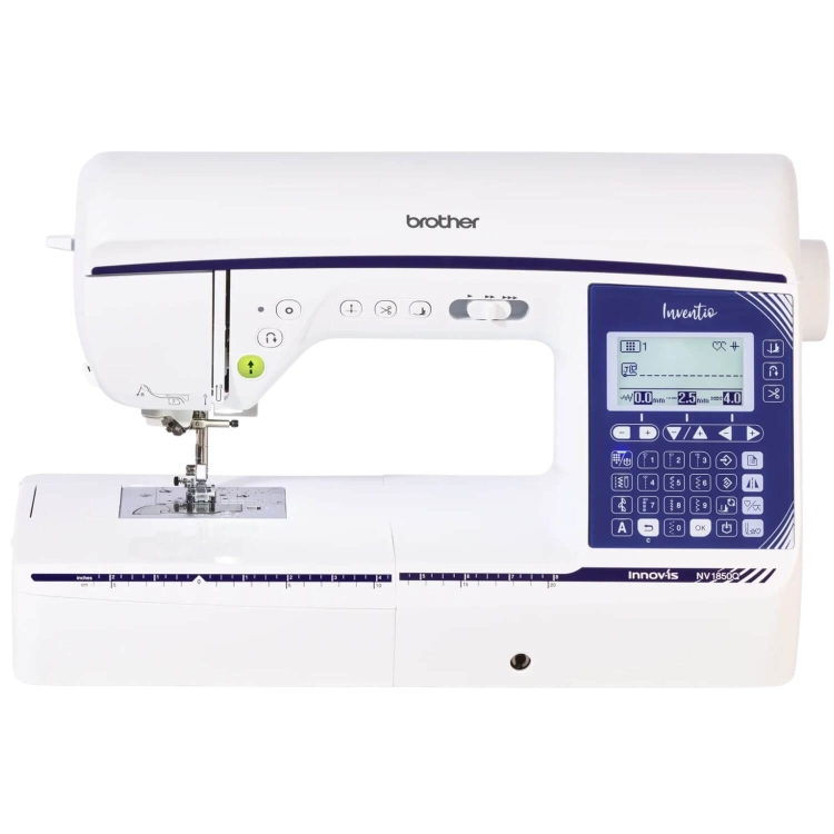 Maszyna do szycia Brother Innovis NV1850Q w białej obudowie z niebieskimi detalami, z wyświetlaczem LCD i panelem sterującym. Widoczne różne przyciski oraz nawijacz nici. Zestaw zawiera stolik powiększający.