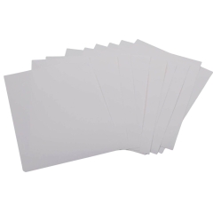 Papier do sublimacji Brother SP01PL, zestaw białych kartek o gładkiej fakturze, ułożonych w stosie. Idealny do drukarki Brother SP1, przeznaczony do transferu wydruków na różne materiały.