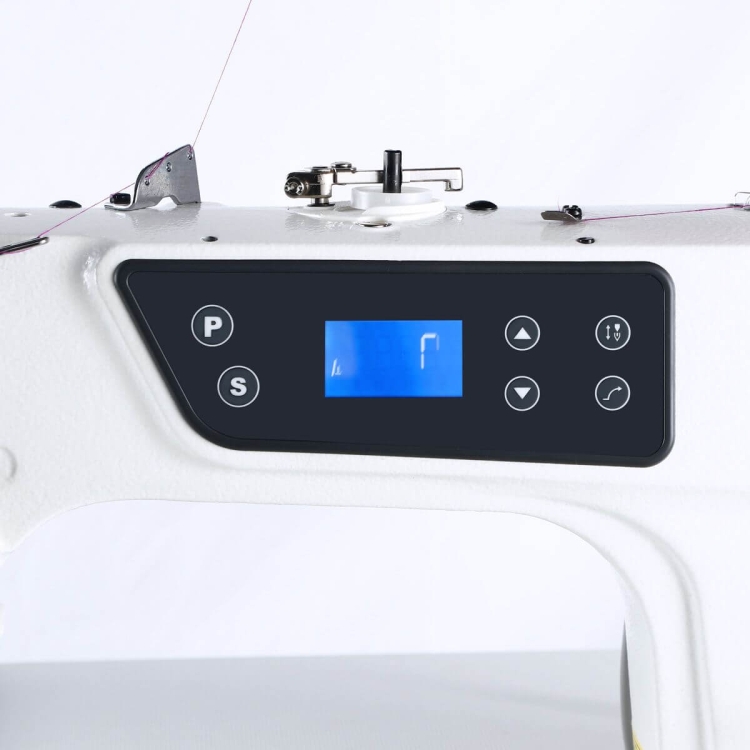 Panel sterujący stebnówki TEXI TRONIC 1F PREMIUM z niebieskim wyświetlaczem, przyciskami funkcyjnymi oraz elementami do szycia, umieszczony na białej obudowie. Widok z góry, detal ukazujący kluczowe funkcje maszyny.