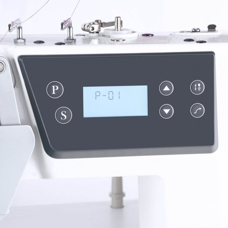 Panel sterujący stebnówki TEXI TWIN 1F PREMIUM EX, z wyświetlaczem LCD pokazującym ustawienia (P-01) oraz przyciskami do regulacji. Widoczna konstrukcja maszyny w kolorze białym, z elementami metalowymi i przyciskami funkcyjnymi.
