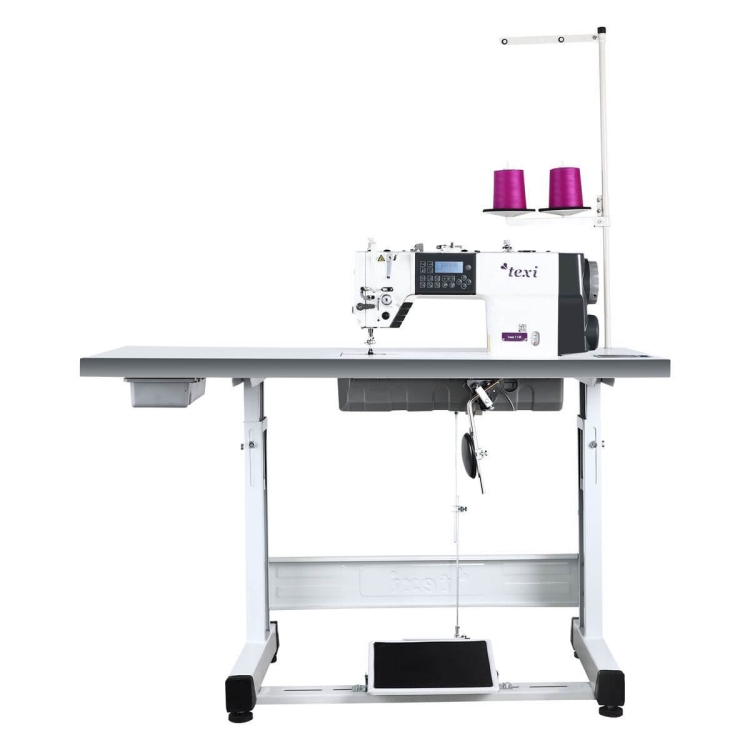 Maszyna do szycia TEXI TRONIC 7F NF PREMIUM, 1-igłowa, umieszczona na białym stole. Widoczne różowe szpulki nitki, panel sterujący z wyświetlaczem. Maszyna przeznaczona do szycia materiałów lekkich i średnich.