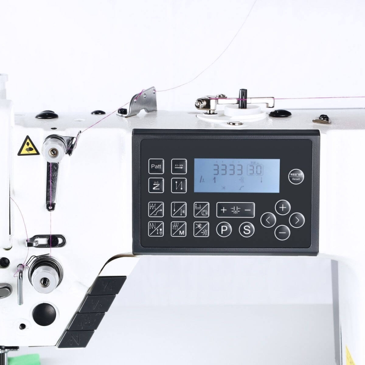 Stebnówka TEXI TRONIC 7F NF PREMIUM EX z panelem sterującym, wyświetlaczem LCD, przyciskami do wyboru wzorów. Widoczny mechanizm nawijania nici oraz elementy regulacyjne, w kolorze białym z czarnymi akcentami.