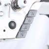 Zbliżenie na panel sterujący stebnówki TEXI TRONIC 7F NF PREMIUM, z widocznymi przyciskami do regulacji długości ściegu: 1/4, 1/2, oraz symbolami do podnoszenia stopki i obcinania nitki. Tło proste, białe.