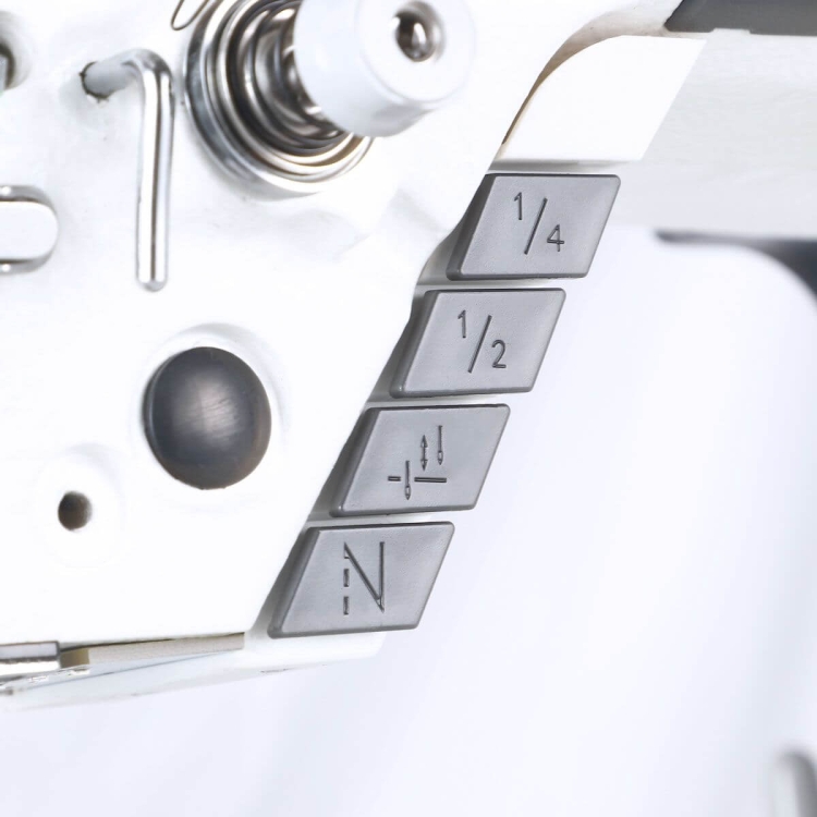 Zbliżenie na panel sterujący stebnówki TEXI TRONIC 7F NF PREMIUM, z widocznymi przyciskami do regulacji długości ściegu: 1/4, 1/2, oraz symbolami do podnoszenia stopki i obcinania nitki. Tło proste, białe.