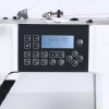 Panel sterujący maszyny TEXI TRONIC 7HF NF z wyświetlaczem LCD, przyciski do wyboru wzorów i ustawień. Widoczny chwytacz górny oraz elementy do nawlekania nici. Prosta, biała obudowa z ciemnym panelem.