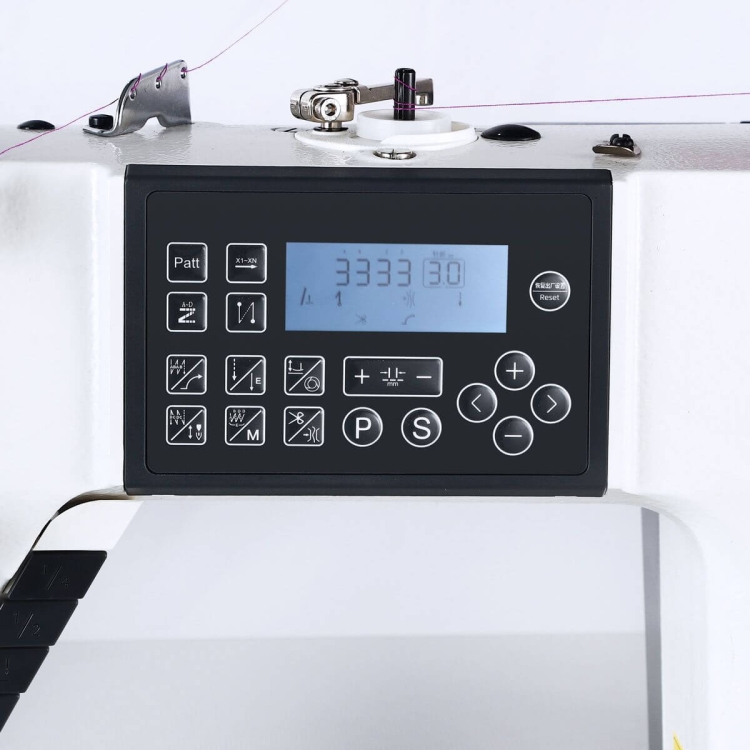 Panel sterujący maszyny TEXI TRONIC 7HF NF z wyświetlaczem LCD, przyciski do wyboru wzorów i ustawień. Widoczny chwytacz górny oraz elementy do nawlekania nici. Prosta, biała obudowa z ciemnym panelem.