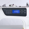 Panel sterujący stebnówki TEXI TRONIC 5F PREMIUM EX z niebieskim wyświetlaczem LCD, przyciskami do wyboru programu, regulacji oraz ustawień. Widoczne symbole funkcji szycia oraz oznaczenia. Maszyna przeznaczona do szycia lekkich i średnich materiałów.