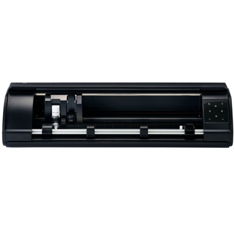 Ploter tnący Silhouette CAMEO5a w kolorze czarnym, widoczny z przodu. Posiada poziomy panel sterujący z przyciskami oraz otwarte miejsce na materiał do cięcia. Widać mechanizm tnący i prowadnice, co wskazuje na jego funkcjonalność w precyzyjnym cięciu.
