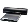 Ploter tnący Silhouette CAMEO5a (Alpha) w kolorze czarnym, widok z przodu, z otwartą tacą roboczą. Na tacy widoczne są cienkie linie, a na obudowie logo silhouette α. Produkt ma gładką, błyszczącą powierzchnię.