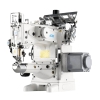 Renderka JACK JK-1500E-156L-UT, przemysłowa, automatyczna, w kolorze białym. Widoczna z boku, z detalami mechanicznymi, w tym igłą i elementami do podawania materiału. Z przodu znajduje się podajnik oraz silnik z wyraźnym oznaczeniem.