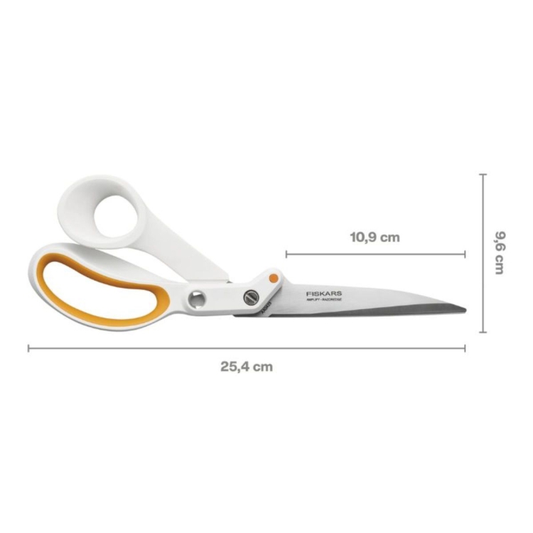 Nożyce krawieckie Fiskars Amplify o długości 25,4 cm, z ostrzem ze stali i białymi, ergonomicznymi uchwytami z pomarańczowym akcentem. Ujęcie z boku, ukazujące wymiary 25,4 cm x 10,9 cm x 9,6 cm.