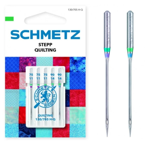 Igły półpłaskie Schmetz 130/705H-Q do quiltingu w opakowaniu pięciu sztuk, zawierające rozmiary 75 i 90. W opakowaniu widoczny jest niebieski nadruk oraz kolorowe oznaczenia na igłach. Tło z różnorodnymi wzorami materiałów.