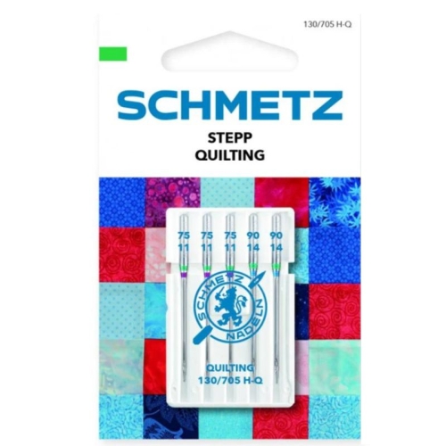 Igły półpłaskie Schmetz 130/705H-Q do quiltingu, zestaw 5 szt. w rozmiarach 75 i 90, z widocznym logo Schmetz na opakowaniu. Tło w kolorowe wzory materiałów quiltingowych, opakowanie w formie plastikowego blistra.