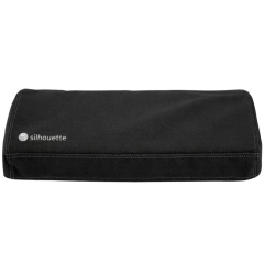 Czarne etui do ploterów Silhouette Cameo 4, prostokątne, z logo Silhouette. Wykonane z materiału o gładkiej fakturze, zamknięte, z widocznymi szwami. Ułożone poziomo na jednolitym tle.