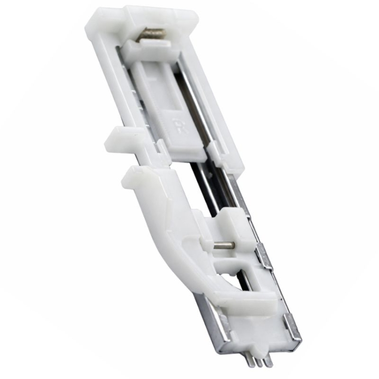 Stopka do automatycznego obszywania dziurek Janome, rotacyjna, 7 mm, w białym kolorze z metalowymi elementami. Produkt widoczny z boku, z wyraźnymi detalami mocowania oraz prowadnicą, przeznaczony do precyzyjnego szycia dziurek.