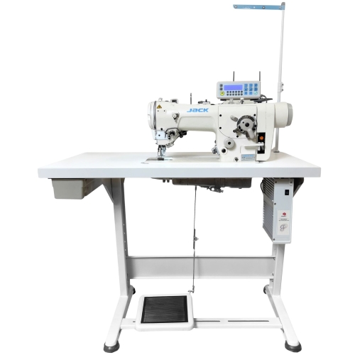 Automatyczna maszyna do szycia Zygzak JACK JK-T2284B-4E, w kolorze białym, ustawiona na białym stole. Widoczny panel sterujący z wyświetlaczem, pedał, oraz dolny mechanizm. Stojąca konstrukcja z metalowym stelażem.