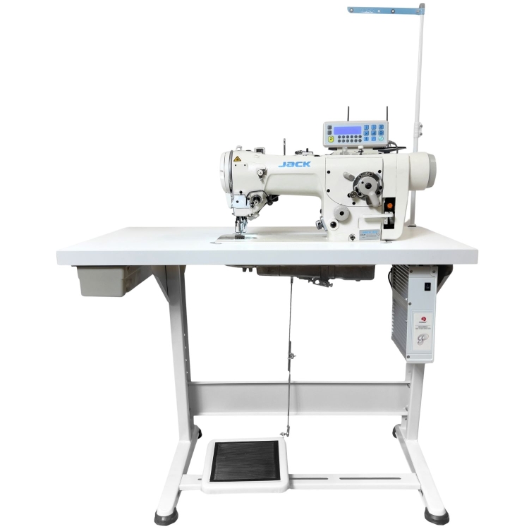 Automatyczna maszyna do szycia Zygzak JACK JK-T2284B-4E, w kolorze białym, ustawiona na białym stole. Widoczny panel sterujący z wyświetlaczem, pedał, oraz dolny mechanizm. Stojąca konstrukcja z metalowym stelażem.