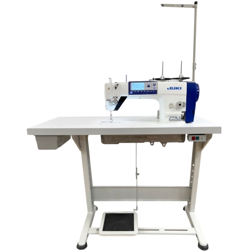 Stebnówka JUKI DDL-8000A-MS, automatyczna, jednoigłowa, umieszczona na jasnym stole. Wyposażona w panel sterujący z wyświetlaczem, stopkę do szycia oraz przewód do pedału. Przeznaczona do szycia lekkich i średnich materiałów.