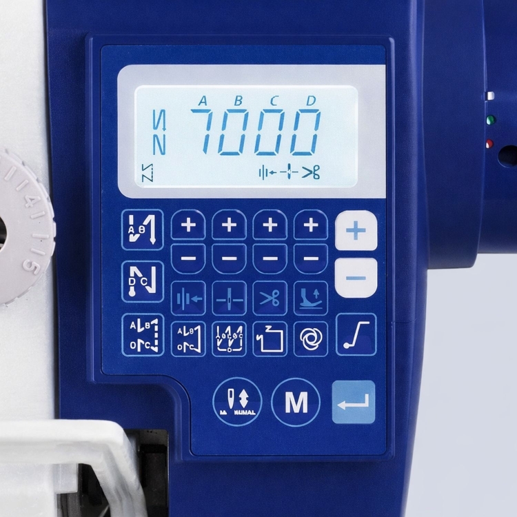 Panel sterujący stebnówki JUKI DDL-7000AS z wyświetlaczem LCD, przyciski funkcyjne, symboli szycia, ustawienia prędkości oraz opcji automatycznych. Dominujący kolor niebieski, z czytelnymi oznaczeniami.