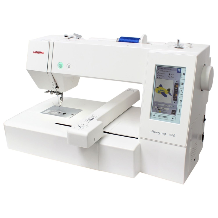 Janome MC400E w eleganckim, białym kolorze z niebieskimi detalami prezentuje się nowocześnie i profesjonalnie. Wyposażona w dotykowy ekran, zapewnia wygodną obsługę i szybki dostęp do funkcji.