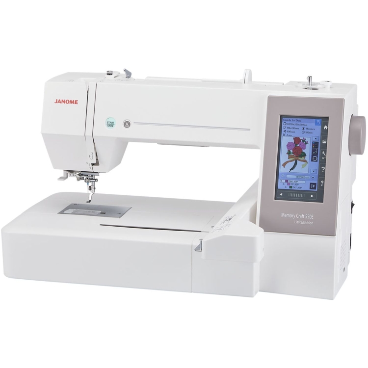 Model Janome MC550E Limited Edition w białej wersji kolorystycznej z panelem dotykowym. Dołączony program Artistic Digitizer Jr + rozszerzenie. Widoczna instrukcja zapakowana w białe pudełko z zielonym wzorem. Urządzenie ustawione stabilnie na płasko.