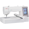 Janome MC550E LE przeznaczona do haftu, w białej obudowie z wyświetlaczem dotykowym. Zestaw zawiera program Artistic Digitizer Jr oraz dodatkowe rozszerzenie. Widoczna jest także instrukcja w białym pudełku z zielonym elementem graficznym.
