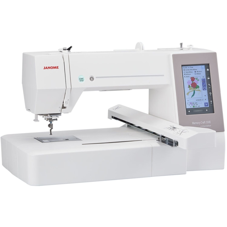 Janome MC550E LE przeznaczona do haftu, w białej obudowie z wyświetlaczem dotykowym. Zestaw zawiera program Artistic Digitizer Jr oraz dodatkowe rozszerzenie. Widoczna jest także instrukcja w białym pudełku z zielonym elementem graficznym.