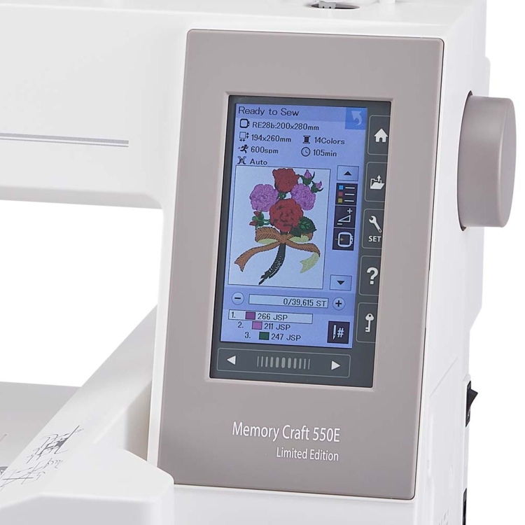 Janome MC550E LE – biała hafciarka z panelem dotykowym do sterowania. W komplecie program Artistic Digitizer Jr z dodatkowym rozszerzeniem. Obok maszyny znajduje się instrukcja w białym pudełku z zieloną grafiką. Urządzenie prezentowane na płaskim tle.