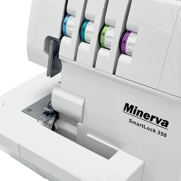 Owerlok Minerva SmartLock 350 pozwala uzyskać profesjonalne wykończenie w domowych warunkach. Łatwa regulacja naprężenia zwiększa komfort pracy.