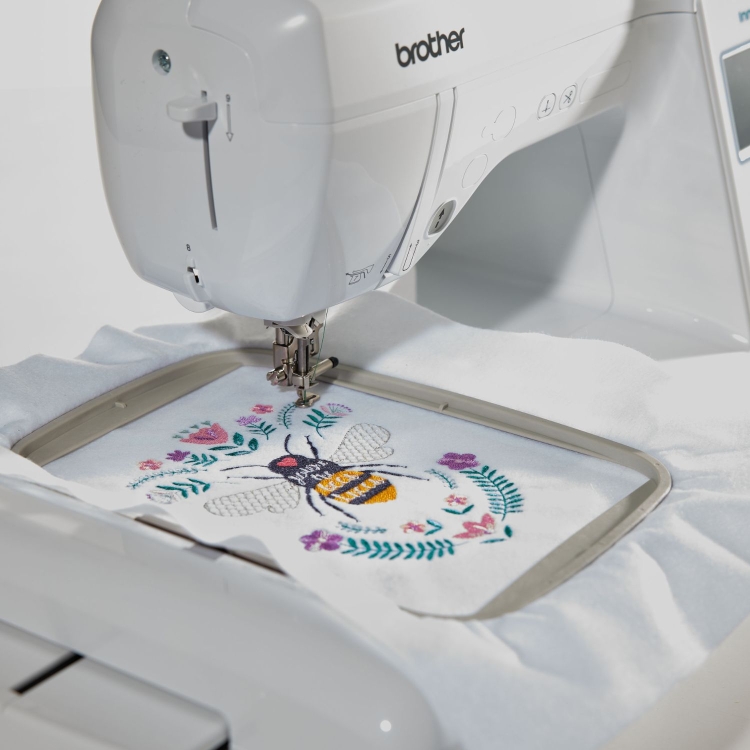 Innov-is F540E z PE-Design Plus2 łączy prostą obsługę z dużymi możliwościami projektowania. 193 wzory i 13 czcionek umożliwiają tworzenie unikalnych haftów.