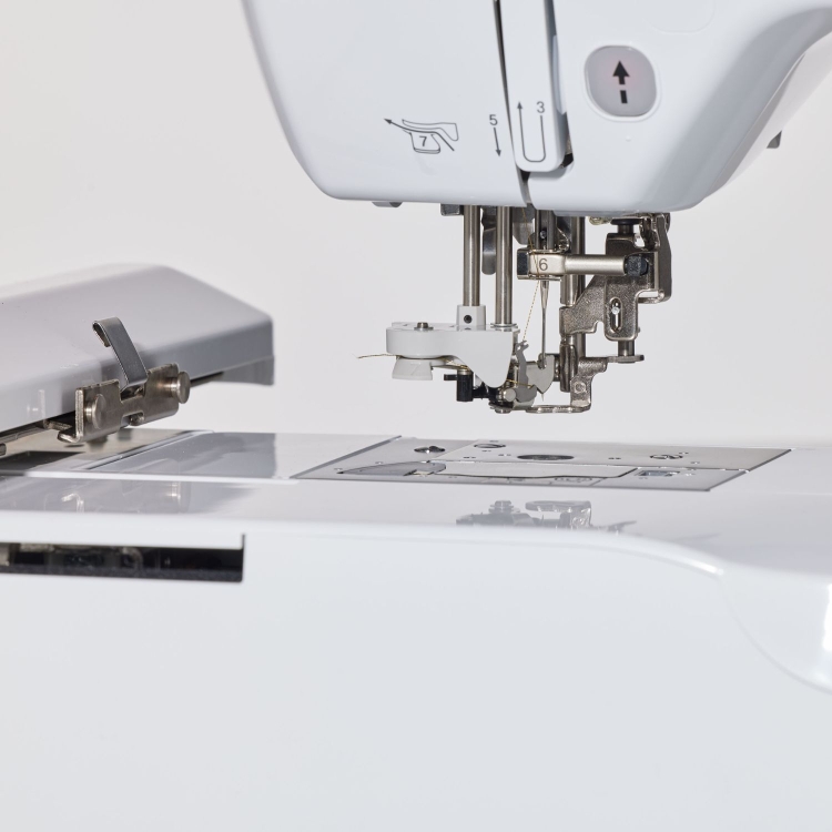 Brother Innov-is F540E + PE-Design Plus2 to zestaw dla osób, które chcą projektować własne hafty. Kolorowy ekran i rozbudowana baza wzorów zwiększają kreatywność.