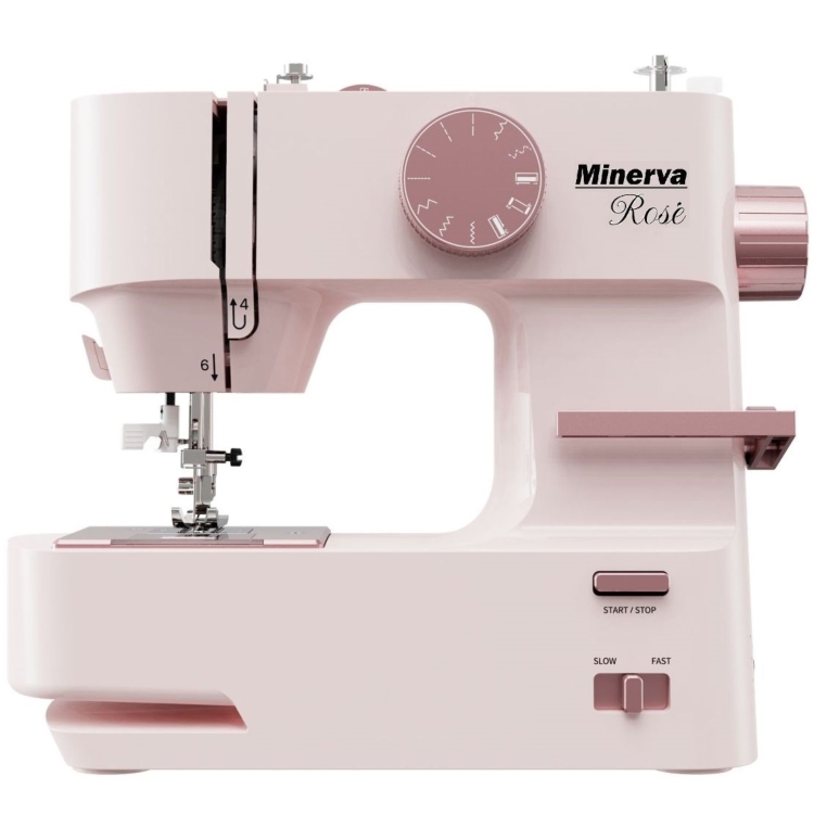 Elegancka maszyna do szycia Minerva Rosé w kolorze pudrowego różu. Wyposażona w funkcję regulację prędkości oraz wybór ściegów pokrętłem. Idealna do domowych przeróbek, łączy stylowy design z intuicyjną, prostą obsługą.