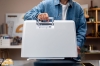 Brother Innov-is A65 z dodatkowym stołem roboczym zwiększa wygodę przy większych projektach. 60 ściegów, automatyczne ryglowanie i trwały chwytacz rotacyjny zapewniają profesjonalny efekt.