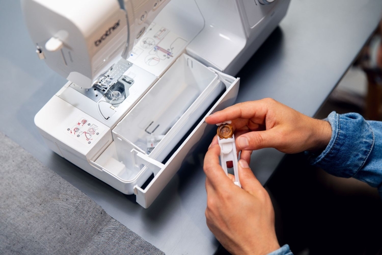 Brother Innov-is A65 w zestawie z blatem roboczym to komfort przy szyciu dużych form. 60 programów, automatyczne nawlekanie igły i stabilny chwytacz rotacyjny gwarantują równy ścieg.