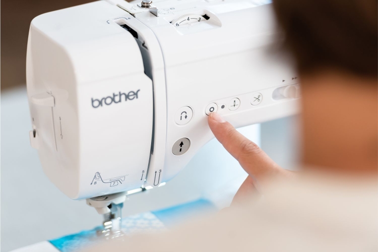 Brother A150 oferuje 150 ściegów, 10 dziurek i intuicyjne sterowanie na ekranie LCD. Automatyczne rozwiązania zwiększają wygodę, a stolik w zestawie daje większą przestrzeń roboczą.