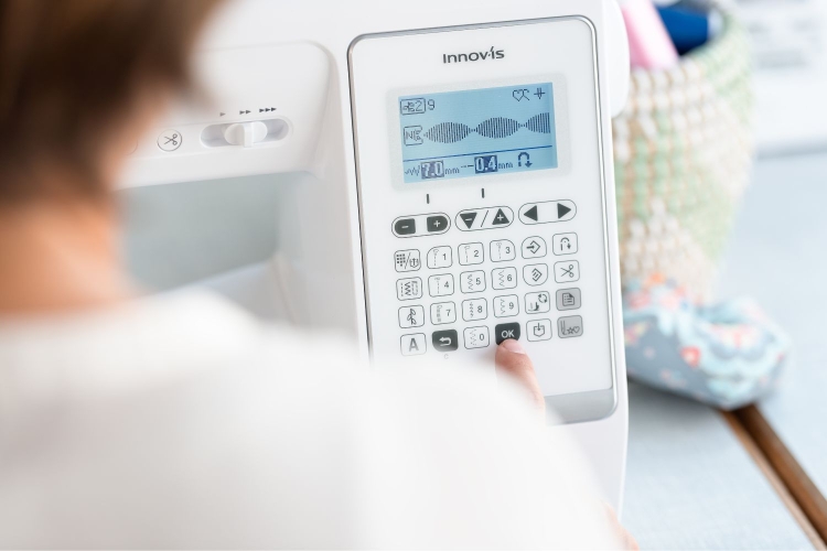 Brother A150 to wszechstronny model z 150 ściegami i 10 programami dziurek. Ekran LCD oraz funkcje automatyczne ułatwiają pracę. Stolik powiększający pole pracy stabilizuje materiał.